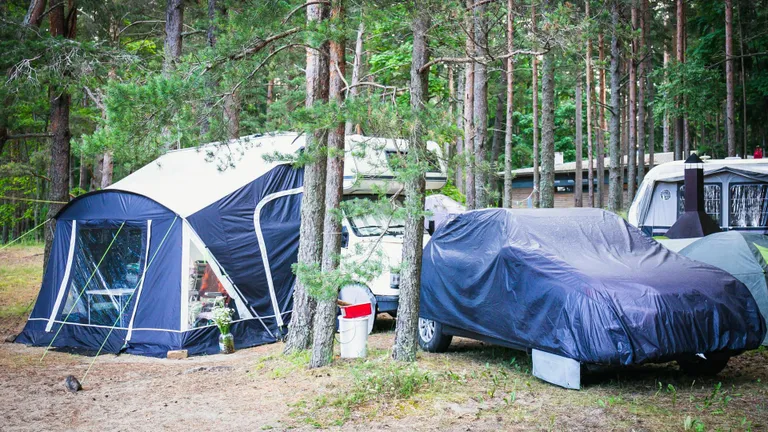 Teised puhkajad teadsid rääkida, et keset Lemme telkimisala on veel kaks vanemas eas paari, kes veedavad seal aega juba kevadest saadik.
