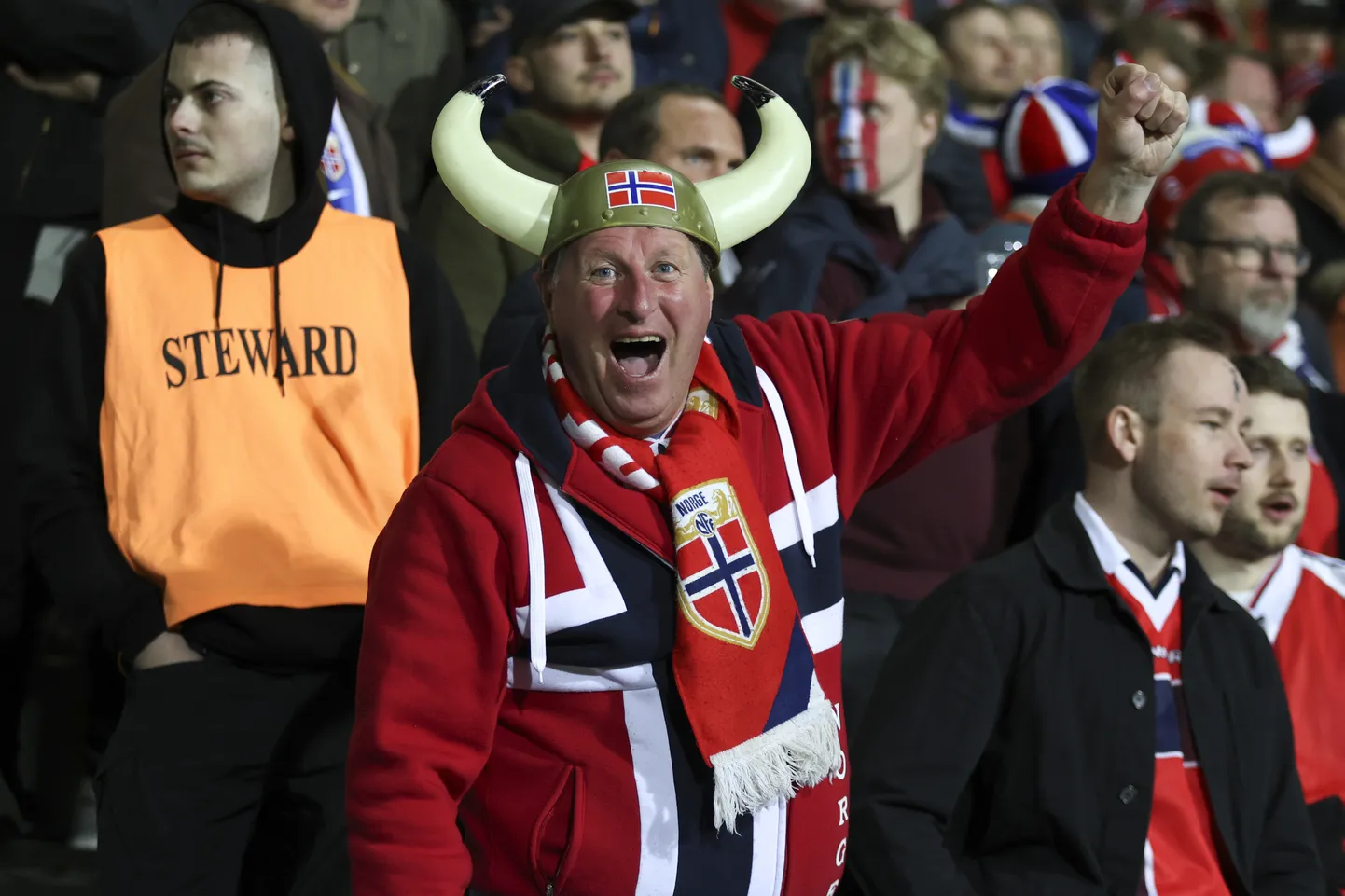 Norvēģijas līdzjutējs uzmundrina spēlētājus Pasaules kausa izcīņas kvalifikācijas turnīra I grupas futbola mačā starp Moldovu un Norvēģiju Zimbru stadionā Kišiņevā, Moldovā, sestdien, 2025. gada 22. martā.