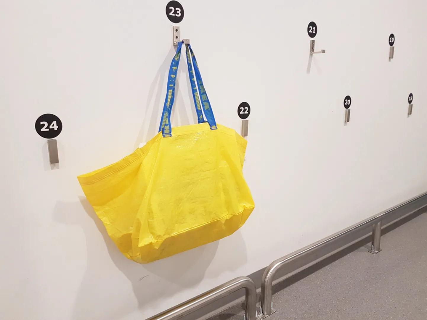 Желтая сумка IKEA.