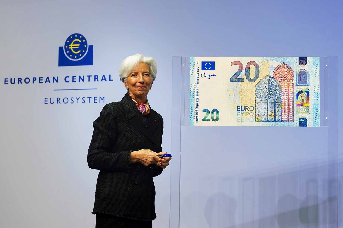 NELJAS: Saksamaal Frankfurtis asuva Euroopa Keskpanga praegune juht on prantslanna Christine Lagarde. Ta on neljas inimene, kes on eurorahatähtedele oma allkirja andnud. Enne teda on seda teinud hollandlane Wim Duisenberg, prantslane Jean-Claude Trichet ja itaallane Mario Draghi.