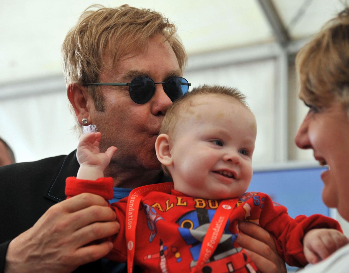 Briti muusik Elton John Ukraina HIV-positiivsete lastekodu kasvandiku Glebiga.