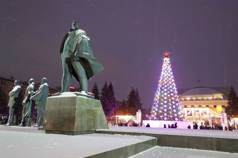 Lenini kuju Novosibirskis, taustal selle aasta uhke jõulukuusk ning ooperiteater. Viimase kahe vahele paigaldati omapärase kujuga liuväli.