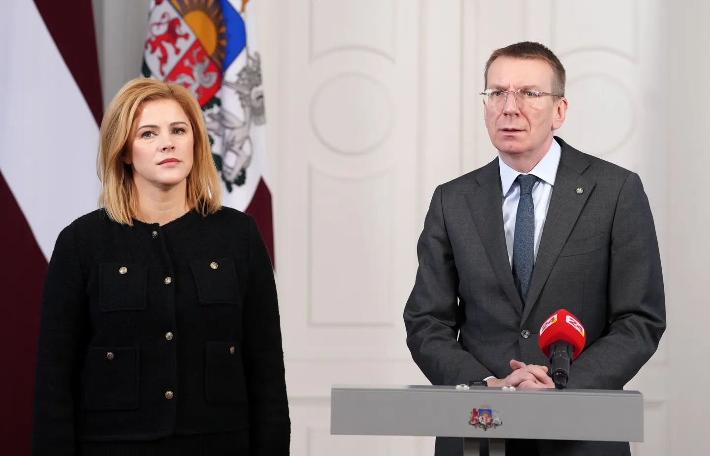 Valsts prezidents Edgars Rinkēvičs un Ministru prezidente Evika Siliņa piedalās preses brīfingā pēc tikšanās Rīgas pilī.