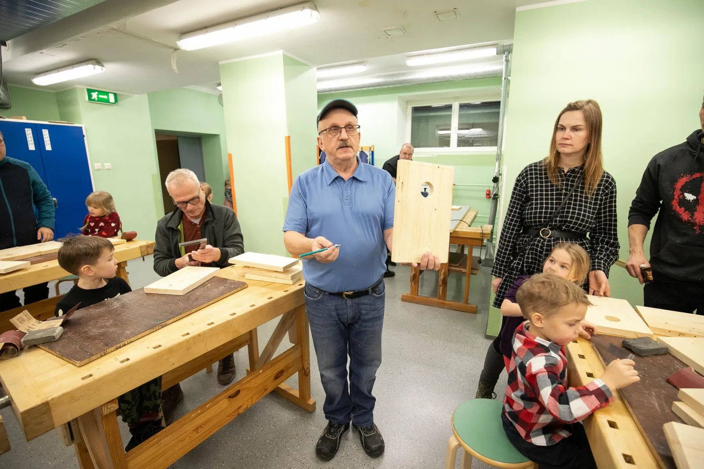Aasta alguses õpetas Karl Meos lasteaiamudilastele, kuidas lindudele pesakaste valmistada. Koolis tehnoloogiatunnis tehtud pesakastid rändasid loodusesse.