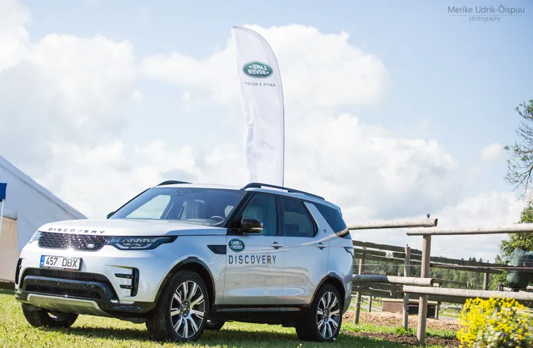 Takistussõidu sarja Land Rover Trophy peaauhind on auto aastane kasutusõigus.