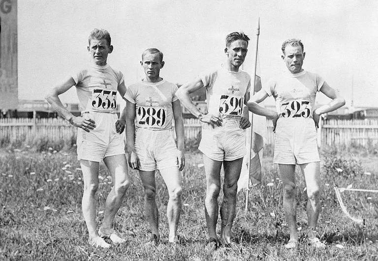 Финская сборная по легкой атлетике 1924 года: справа — Пааво Нурми, рядом с ним стоит Вилле Ритола