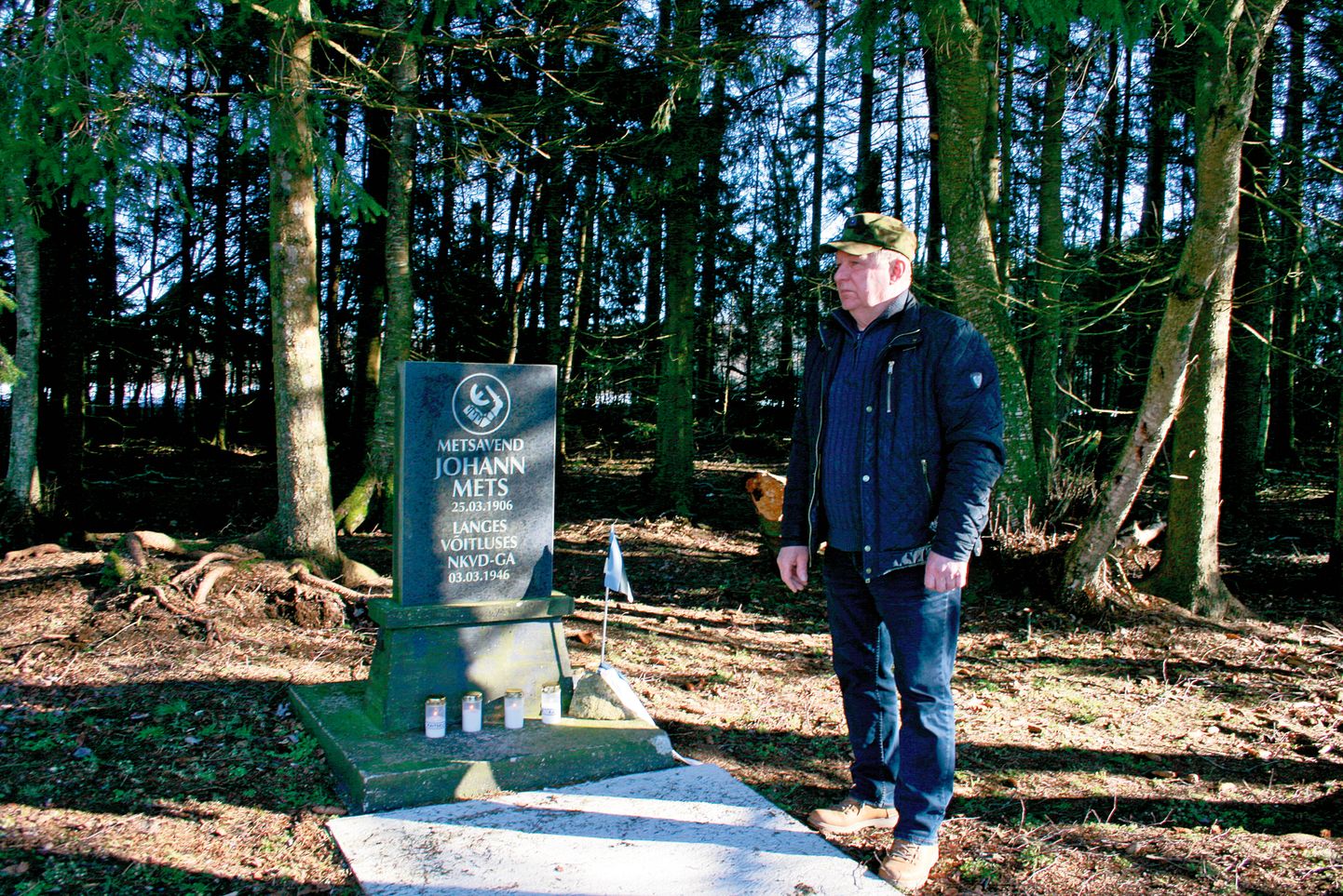 Saaremaa metsavendluse uurija Mati Vendel seisab metsavend Johann Metsa mälestuskivi juures Piila soos.