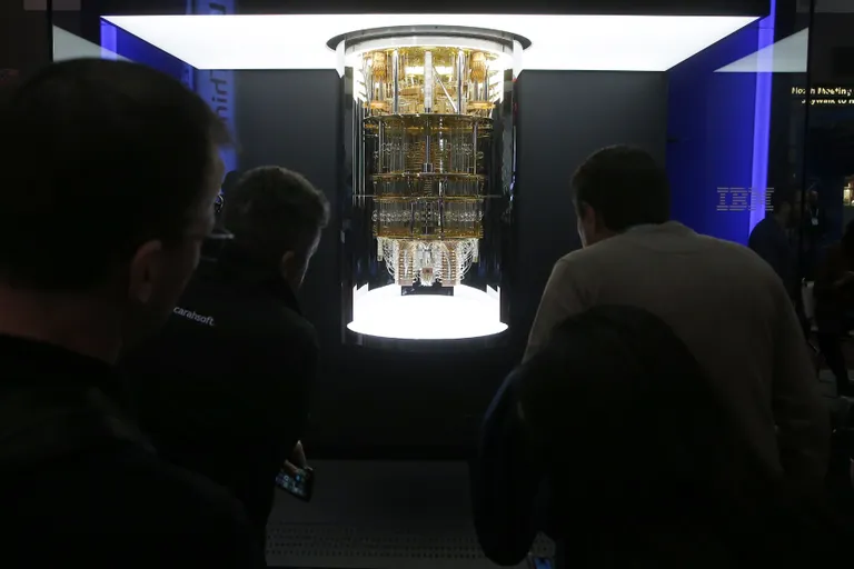 Mõned aastad tagasi näitas IBM tehnoloogiamessil CES «​päris» kvantarvutit, mis näeb üsna ulmeline välja. Paraku on ka IBMi Q System One'i nimeline masin kvantarvutuse tüüpvigadega: teeb nii palju vigu, et seda veel paljudes praktilistes rakendustes kasutada ei õnnestu.
