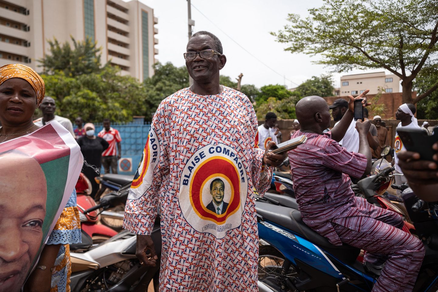 Endist Burkina Faso presidenti Blaise Compaoréd pealinna Ouagadougou' lennujaama ees ootav toetaja.