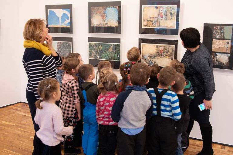 Sipsiku lasteaia lapsed koos õpetajatega Jõhvi kunstikooli näitusel.
