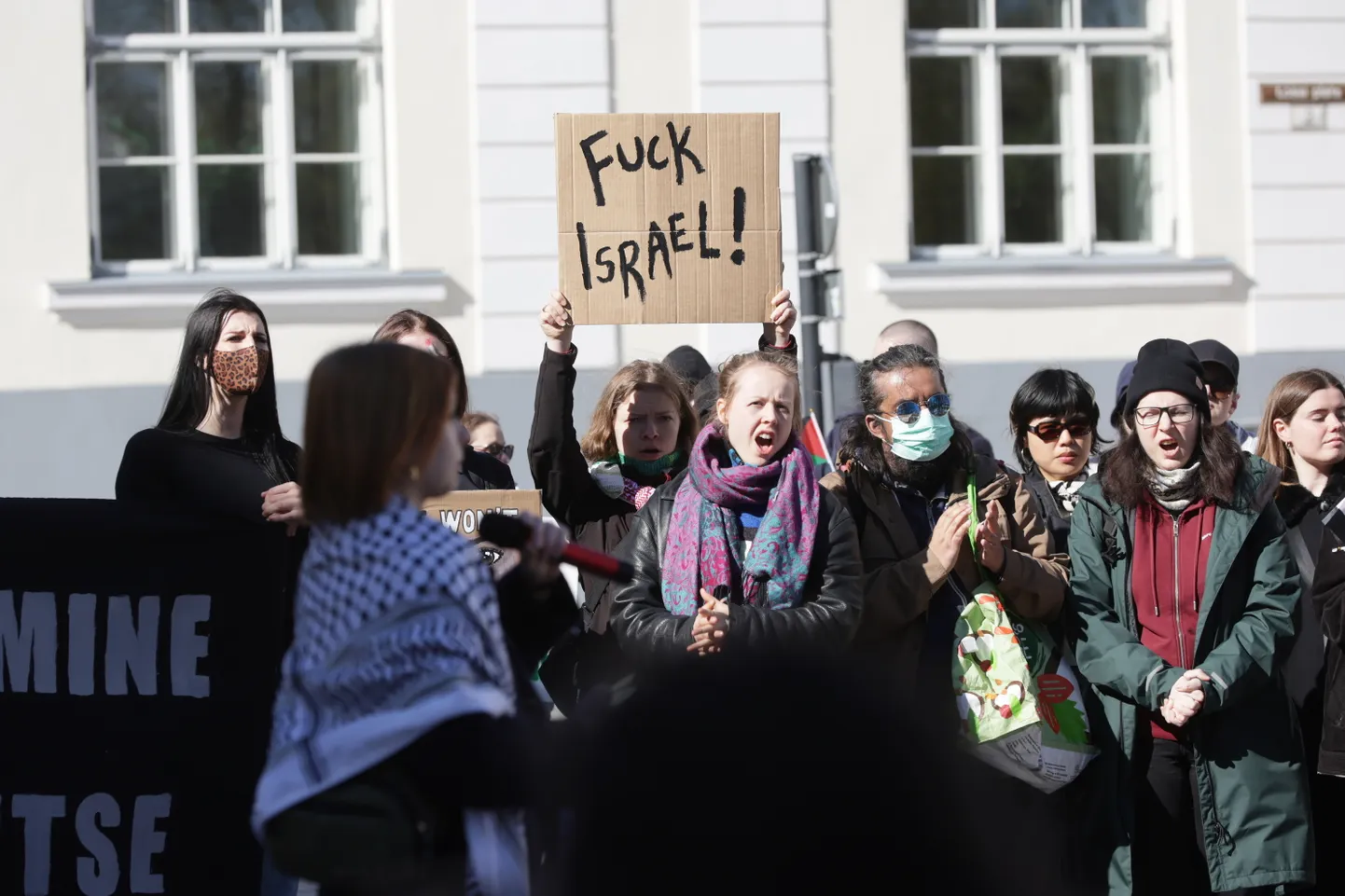 Участники митинга прошли маршем в поддержку Палестины.