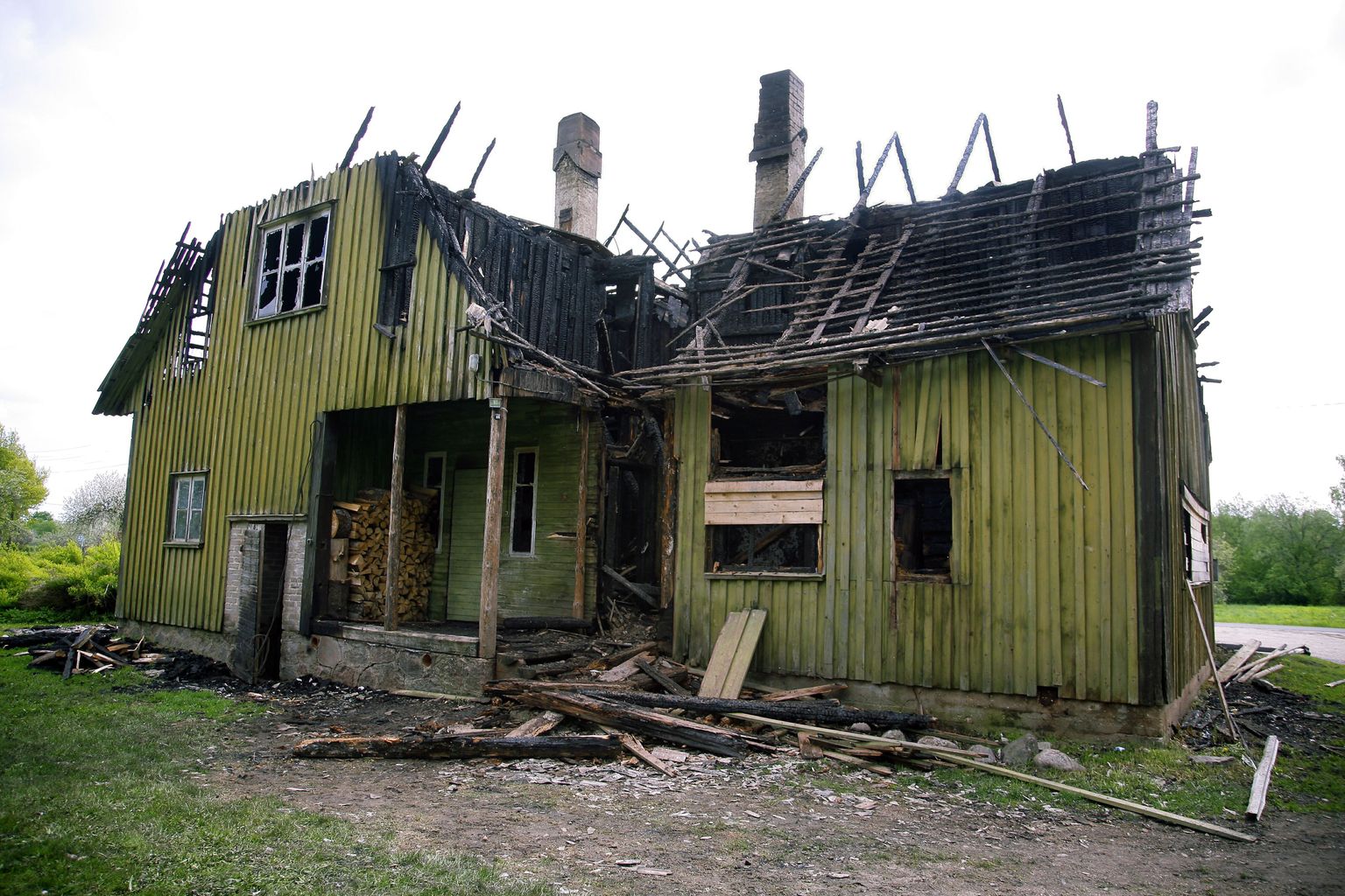 Arvatavalt piksetabamusest põlema süttinud endine Tõlla postkontor, mida kasutati eluhoonena.