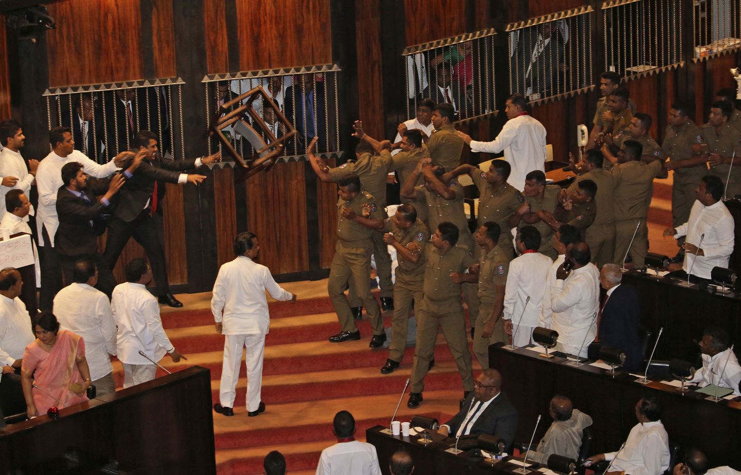 Lendav mööbel Sri Lanka parlamendis.