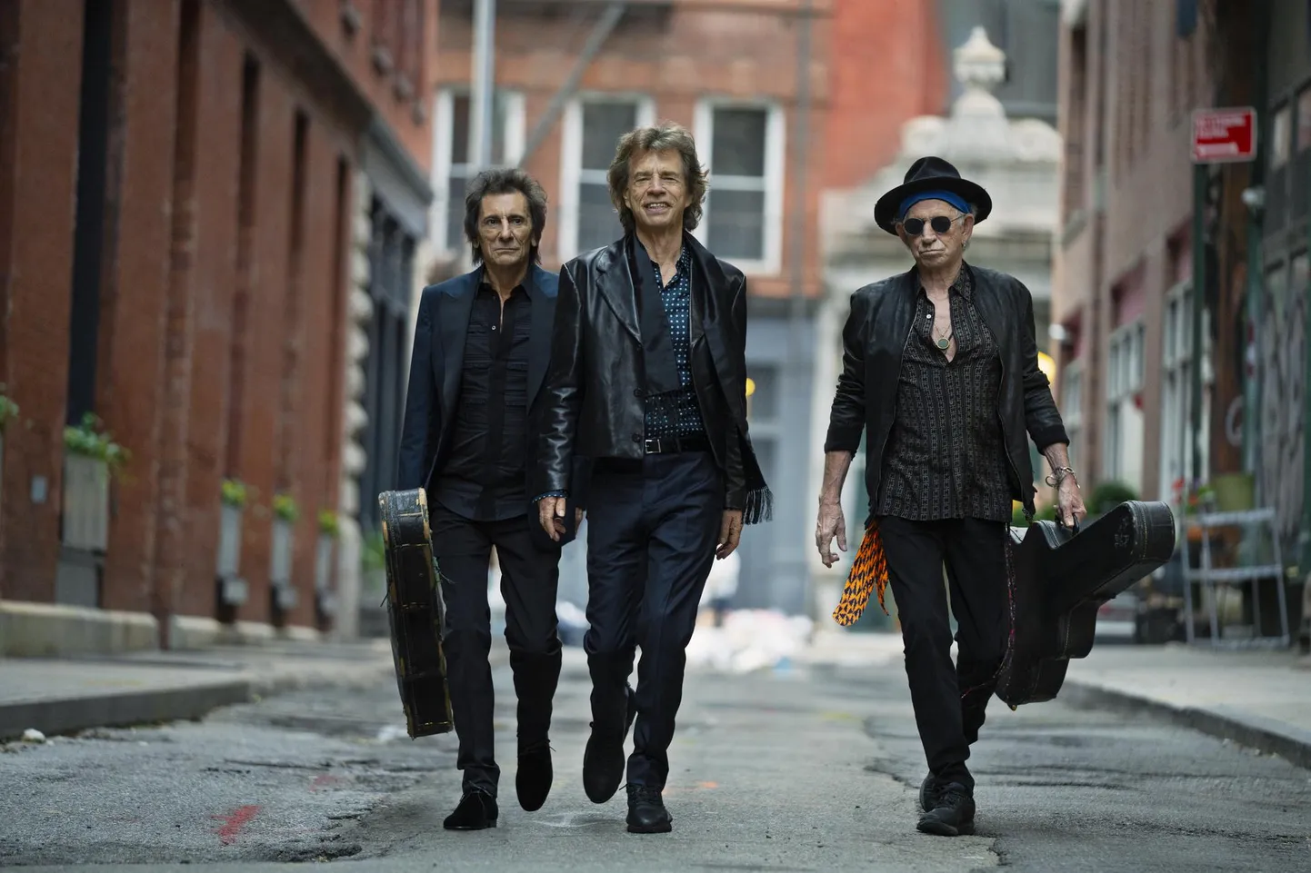 The Rolling Stones 2023 ehk Ronnie Wood (vasakult), Mick Jagger ja Keith Richards New Yorgi tänavatel.
