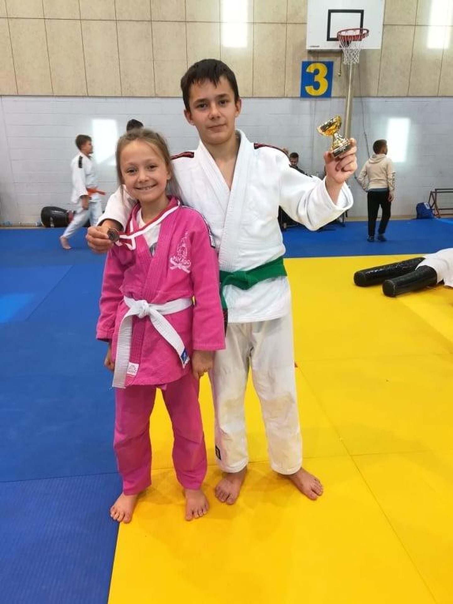 Mikado noored judokad Christian Marcus Kasesalu (paremal) ja Kristi Elisabet Mändla.