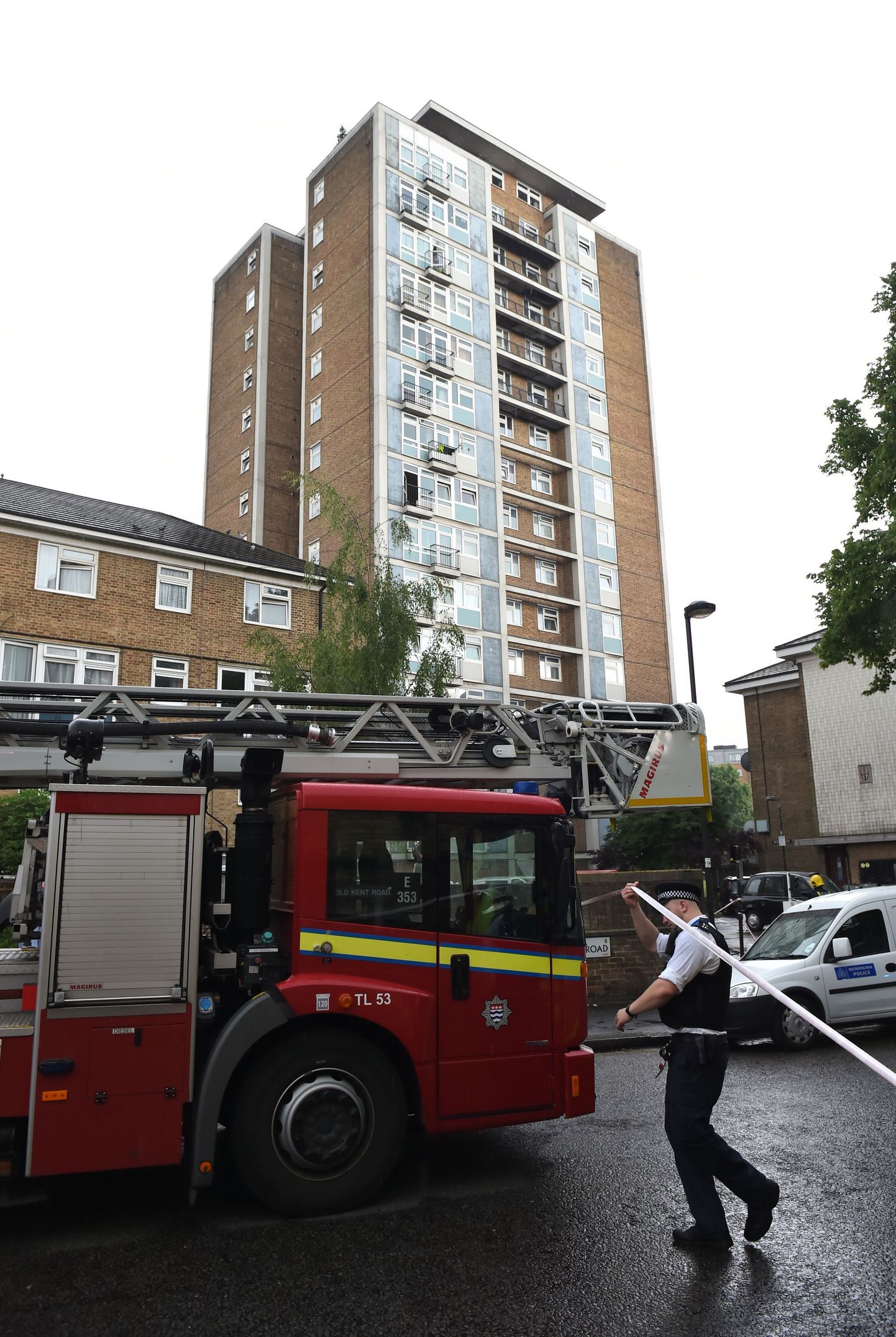 После негромких взрывов загорелся жилой дом в Лондоне.