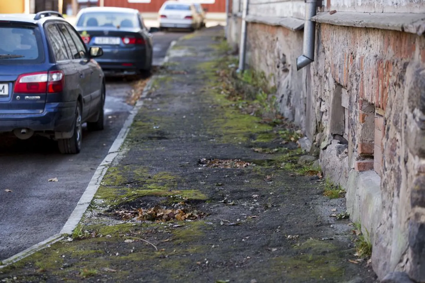 Lossi tänava ja Laidoneri platsi äärsete kõnniteede praegune seisukord on väga nukker.