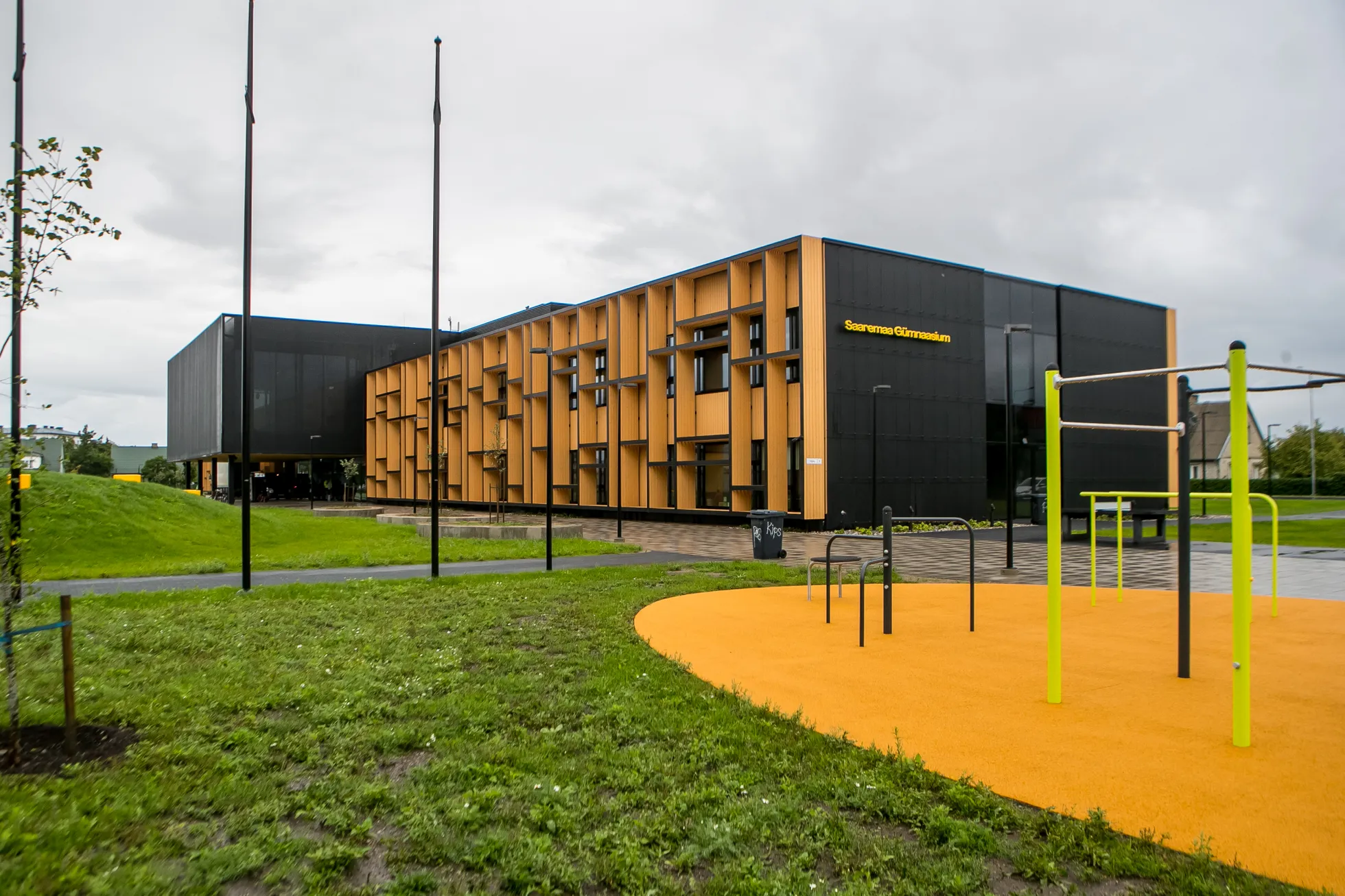 KOOLIMAJA: Väljaku tänava äärde kerkinud maja oleks justkui kogu aeg seal olnud.