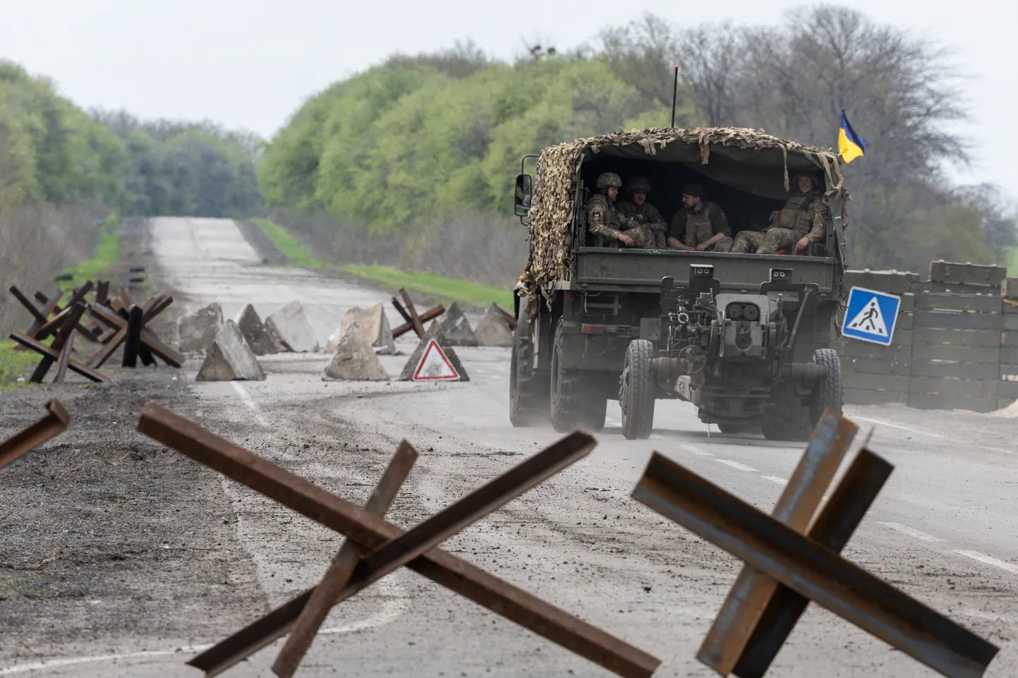 Украинская военная машина едет к линии фронта во время боя на фоне вторжения России в Украину.