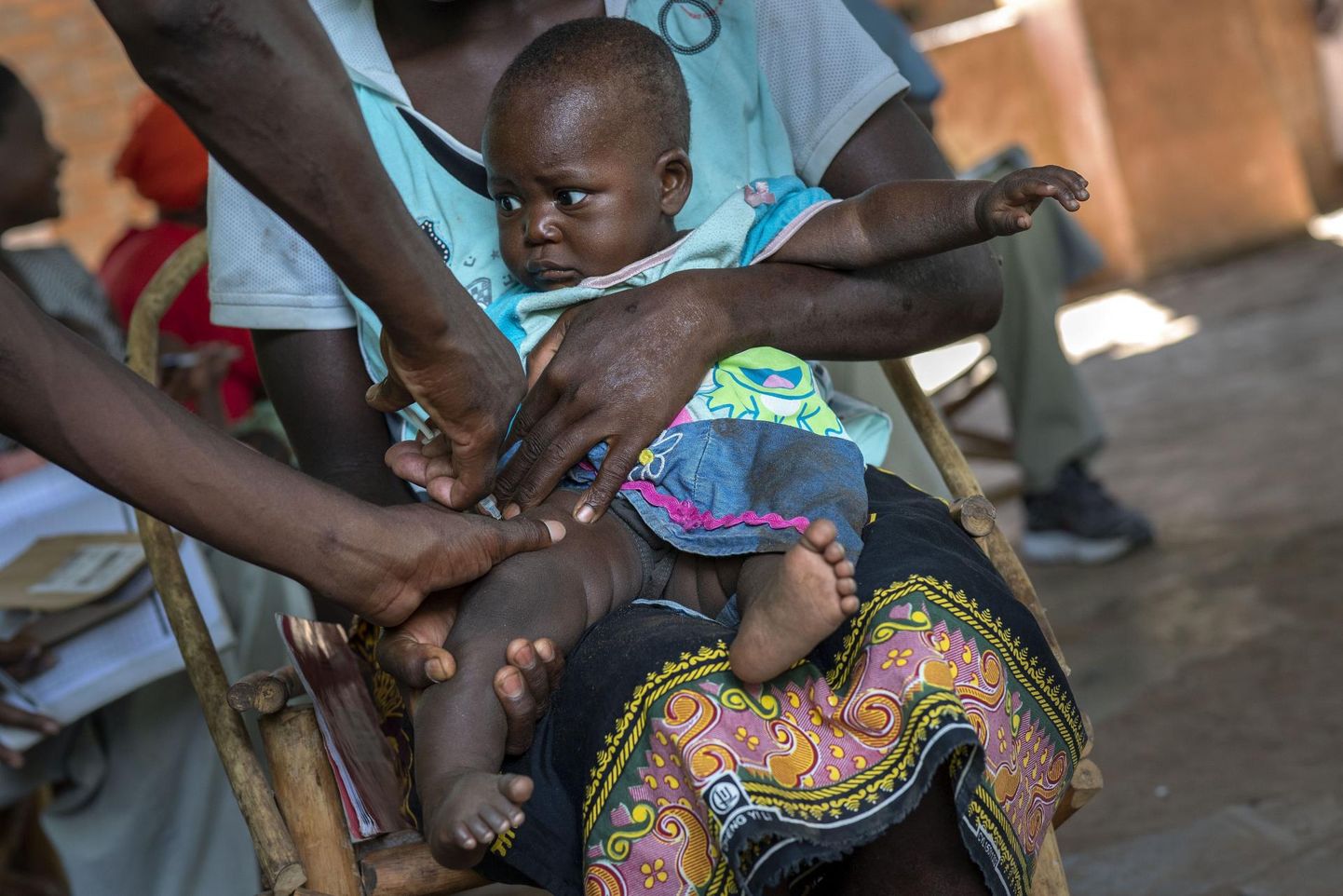 Pildil saab kaitsesüsti vaktsiini prooviprogrammis osalev laps Malawis Tomali külas.