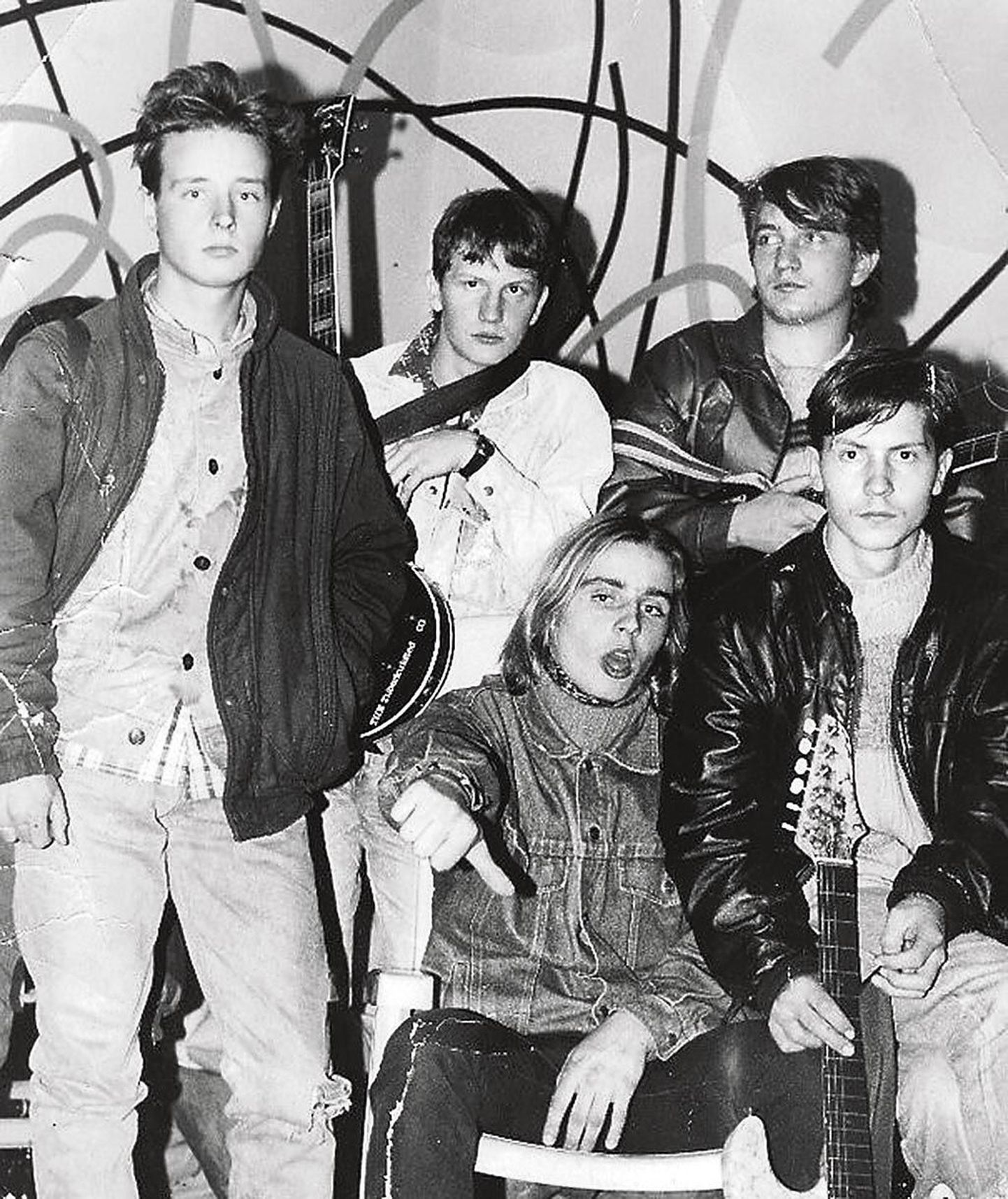 25 aastat tagasi oli Raadik vaid teismeline poiss, keda ootas ootamatu edu endiste koolivendadega bändis The Tuberkuloited.