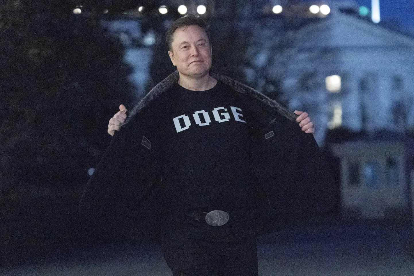 Elon Musk näitamas Valge Maja ees ajakirjanikele oma T-särki kirjaga DOGE 9. märtsil 2025.