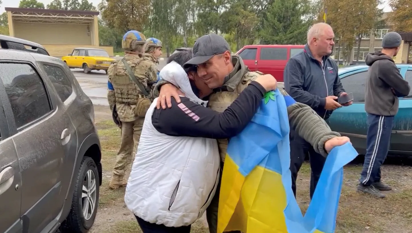 Derhatši rajooni linnapea Vjatšeslav Zadorenko embamas kohalikku elanikku Kozatša Lopanis Harkivis.