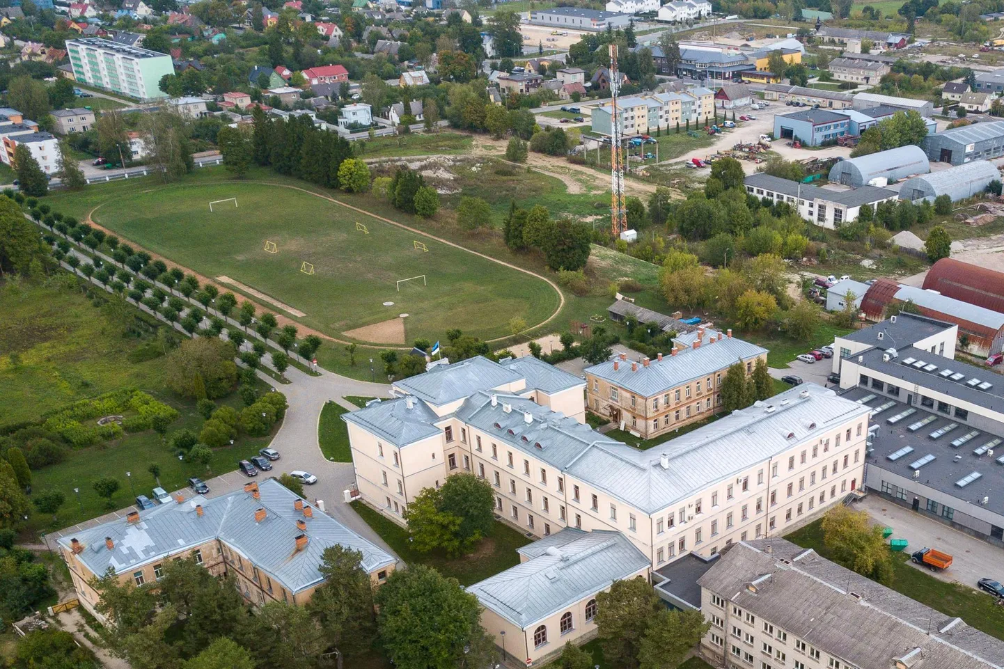 Jalgpallihall on plaanis ehitada Rakvere ametikooli kõrval asuva staadioni asemele.