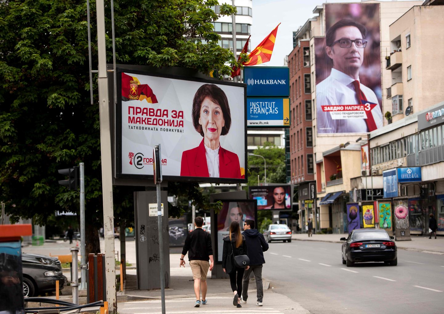 Põhja-Makedoonia presidendikandidaatide postrid riigi tänavatel 4. mail. Vasakule jääb opositsioonierakonna VMRO-DPMNE kandidaat Gordana Siljanovska-Davkova, paremale võimuloleva SDSM-i kandidaat Stevo Pendarovski.