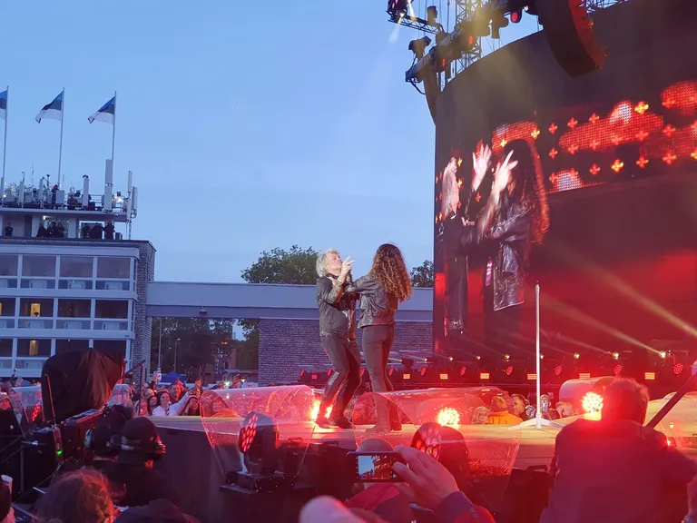 Fänn tormas Bon Jovi kontserdi ajal lavale
