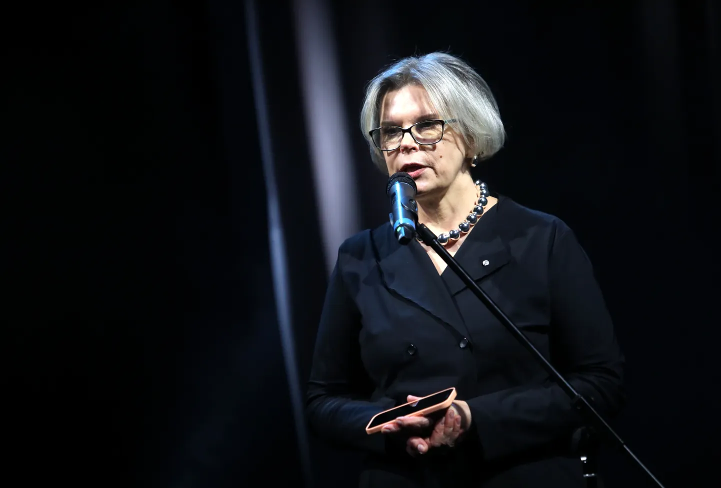 Latvijas Kultūras akadēmijas rektore Rūta Muktupāvela uzrunā klātesošos "Izcilības balvas kultūrā 2023" pasniegšanas cetremonijā teātra mājā "Zirgu pasts".
