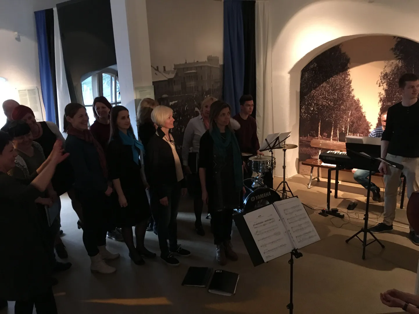 Pärnu kammerkoor rändab koos publikuga läbi muuseumihoone.