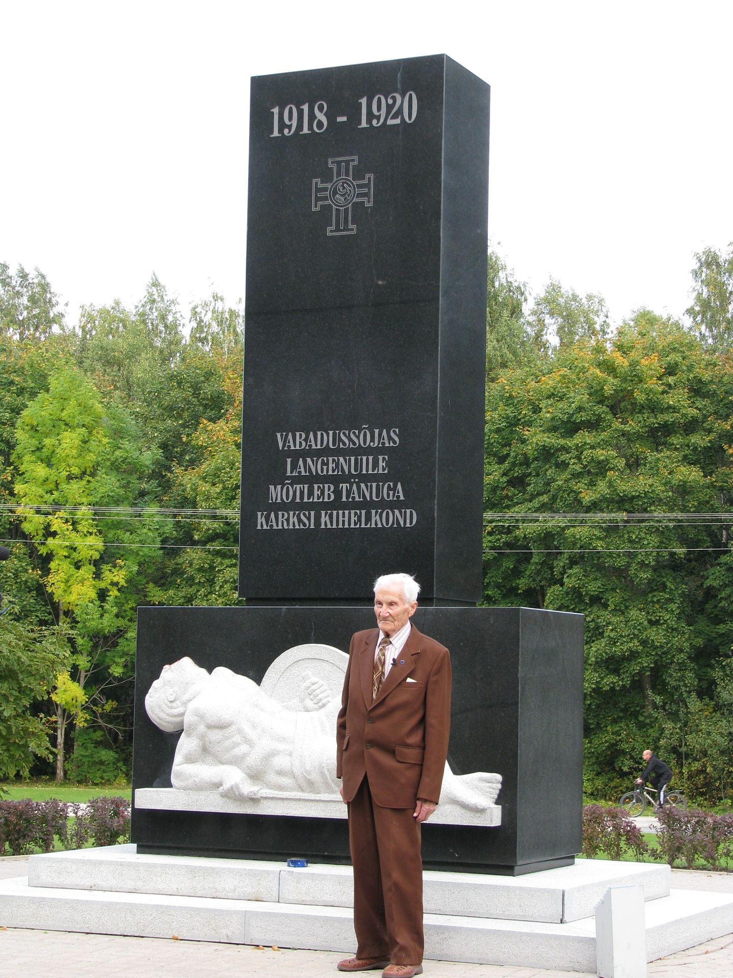 August Puuste Karksi-Nuias Vabadussõja sangaritele pühendatud monumendi juures.