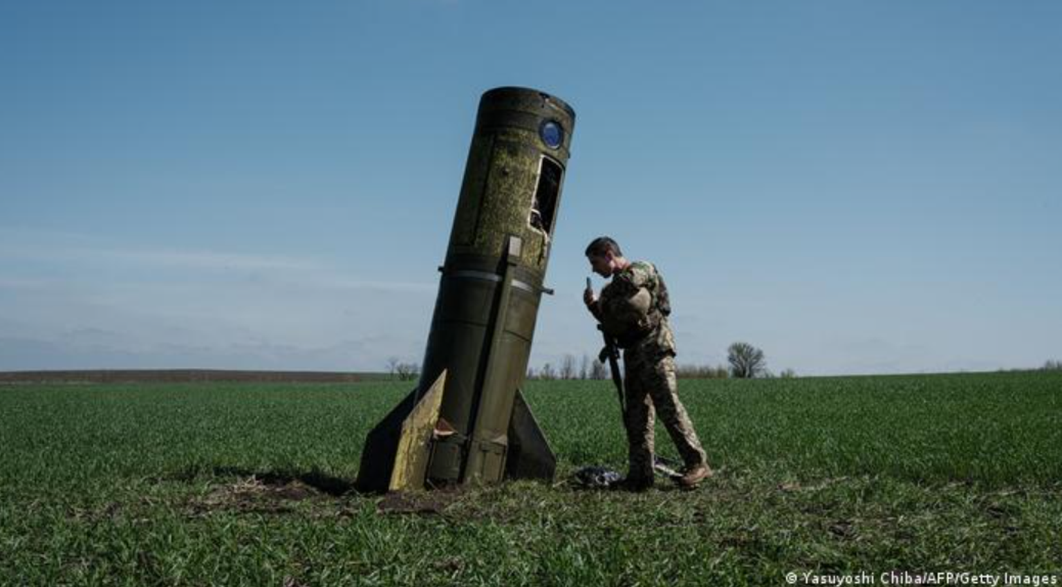 Украинский военный у упавшей российской ракеты