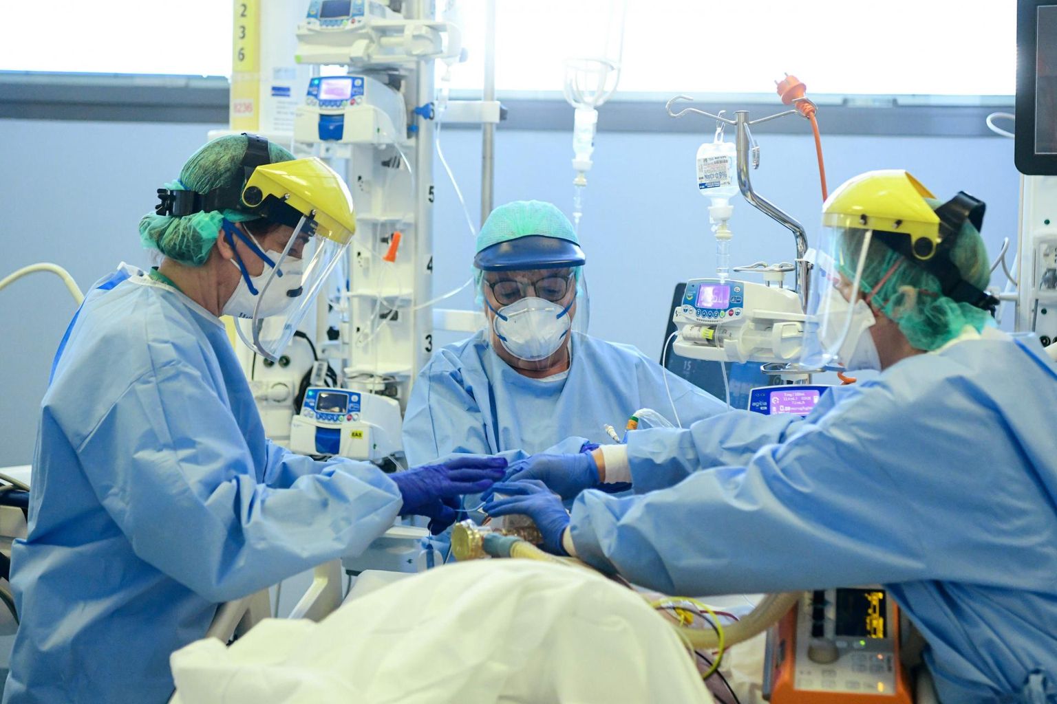 Lombardia maakonnas hospitaliseeriti 60 protsenti koroonaviirusega nakatunutest, mis tõi kaasa haiglate ülekoormamise ja viiruse ulatusliku leviku meditsiinitöötajatele ning kaaspatsientidele. 