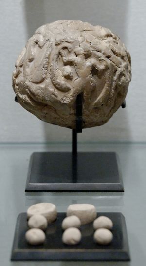Savist pall ja selles sisaldunud savist kujundid aastast 4000–3100 eKr Louvre'is