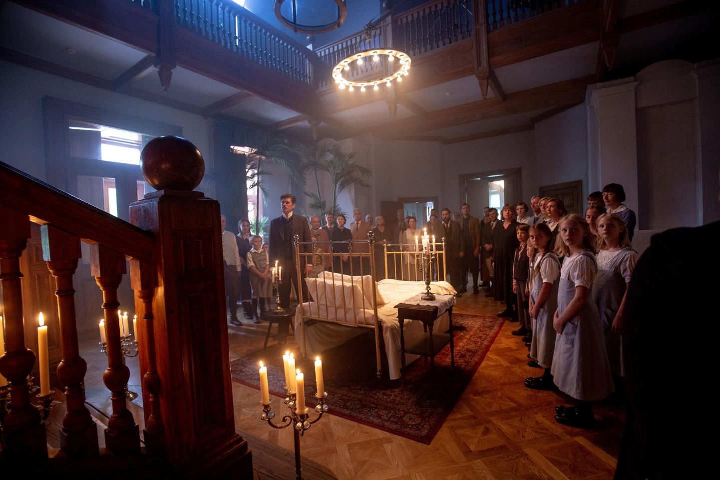 Olustvere mõisas filmiti 2018. aastal täispikka Soome-Eesti mängufilmi 1920. aastatel tegutsenud Soome kriminaalsest ususektist ja selle despootlikust juhist Maria Åker­blomist. Pilt on tehtud filmivõtel.