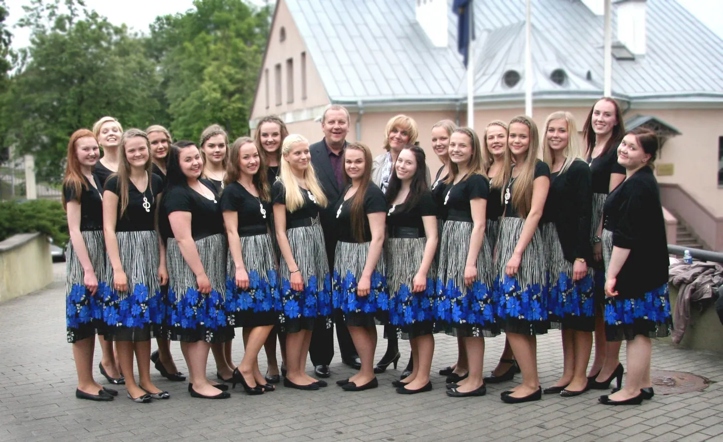 Neidudekoor Argentum Vox koos dirigent Toomas Volliga Leedus Kaunases.
