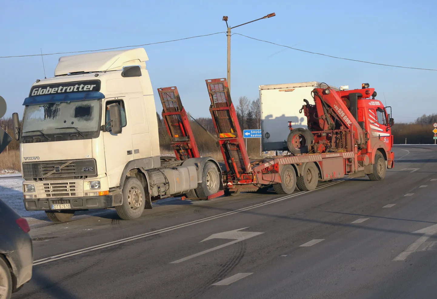 Sauga alevis asuv Volvo esindus abistas eile ööpäevaks tee äärde jäänud Leedu raskeveokit, mille üheks seismajäämise põhjuseks oli pakasega hangunud kütus.