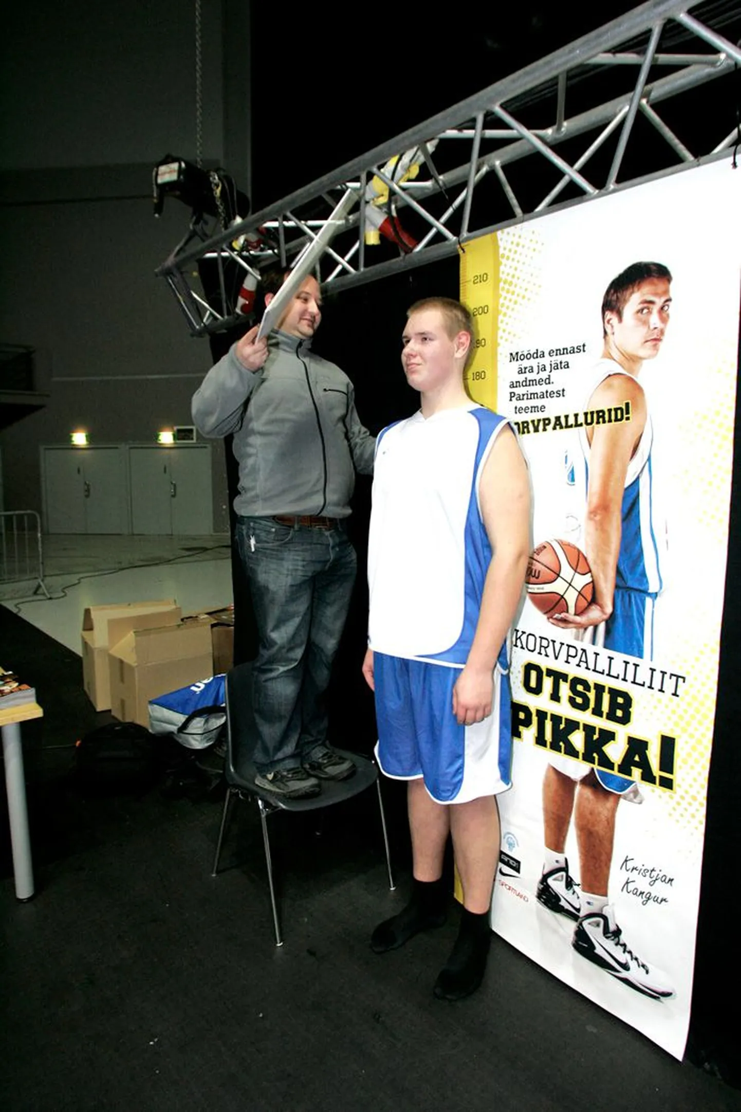 Kõigest poolteist kuud korvpallitrennis käinud Siim-Sander Järvpõllu pikkuseks mõõdeti täpselt kaks meetrit.