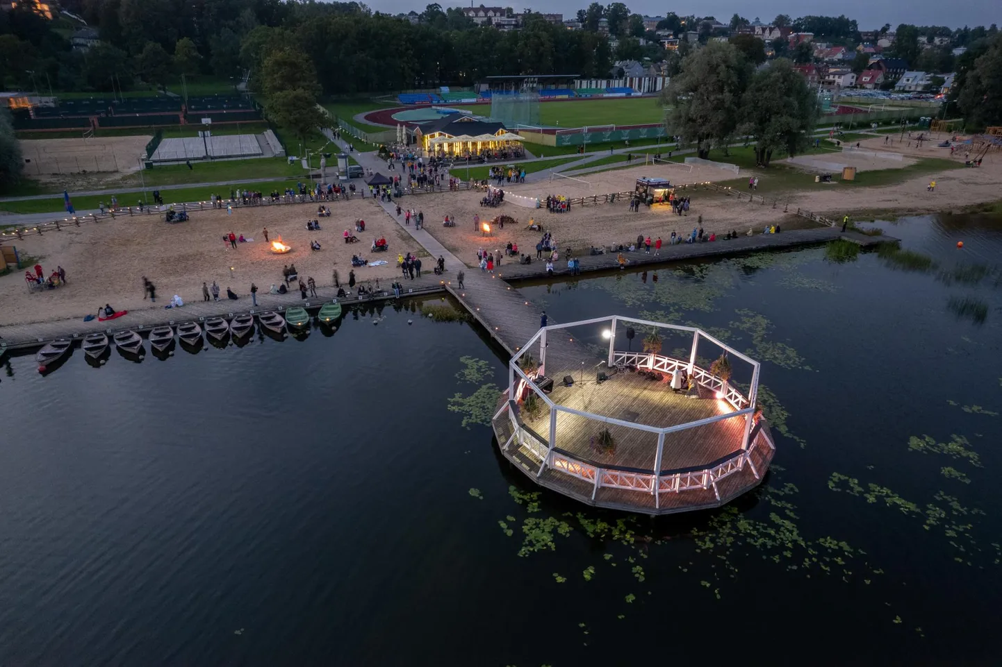 Muinastulede öö kontserdil esinesid muusikud järvele ehitatud sillal.
