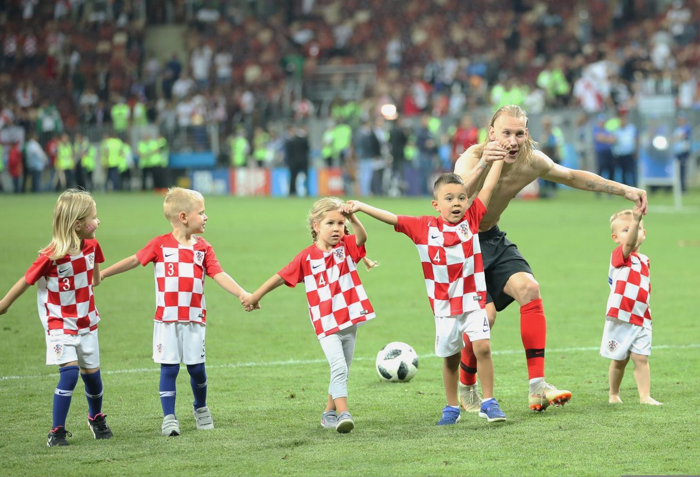 Keskkaitsja Domagoj Vida ja Horvaatia koondislaste lapsed tähistamas võitu Inglismaa üle MMi poolfinaalis.