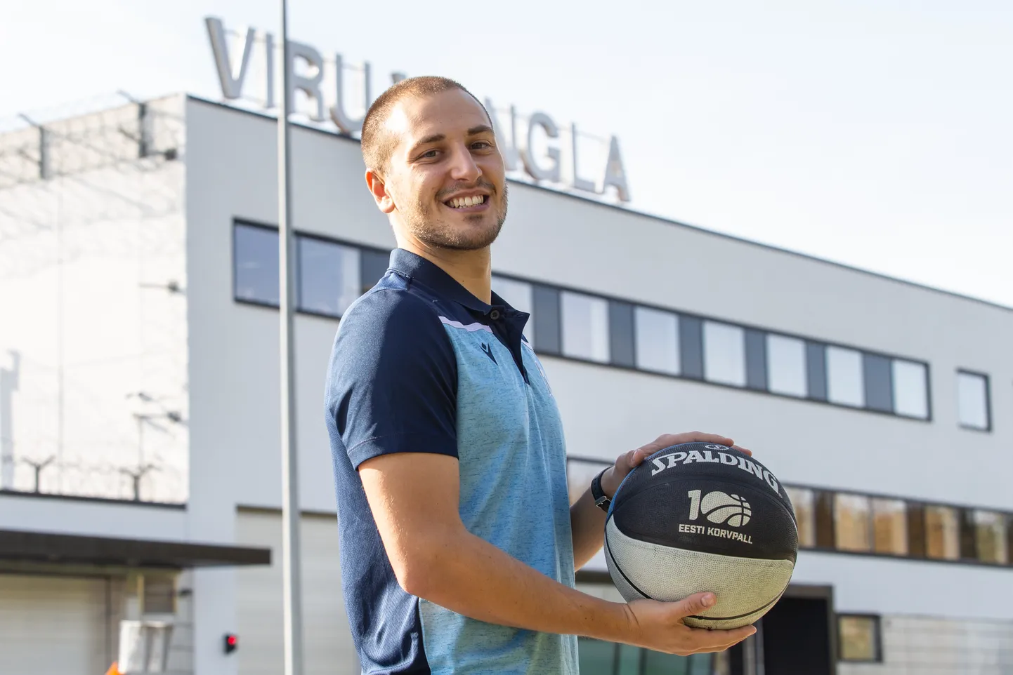Sellest sügisest liitus Reinar Halliku korvpallikooliga Itaalia treener Alessio Landra, kes viib trenne läbi muu hulgas ka Viru vanglas.