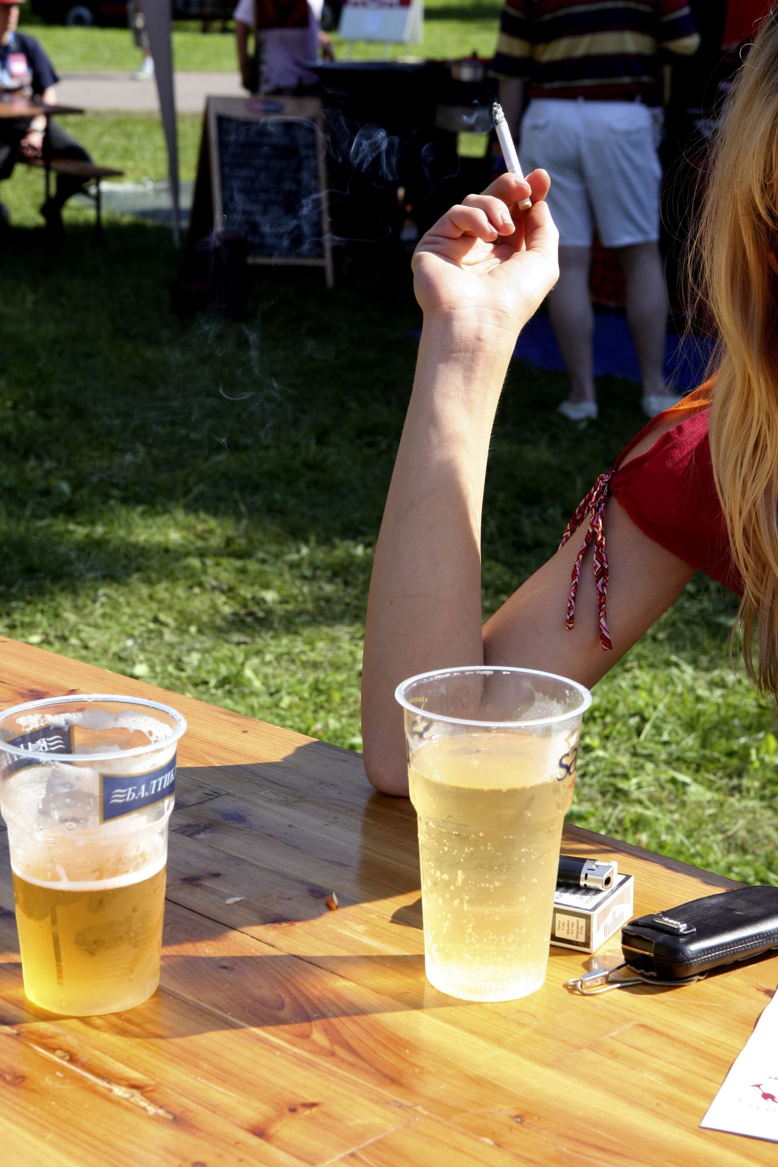 Õlletootja hinnangul pole Eestis praegu probleemiks alkoholi tutvustamine sotsiaalmeedias, vaid selle kättesaadavus noortele. Pildil jooginautija õllefestivalil.