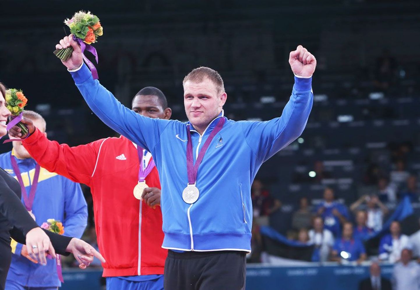 Хейки Наби получает серебряную медаль лондонской Олимпиады.
