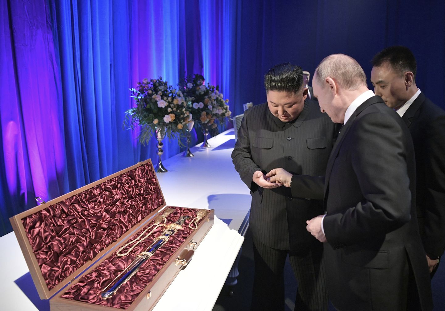 Vladimir Putin ja Kim Jong-un vahetamas kingitusi. Pildil Kimi kingitud mõõk Putinile