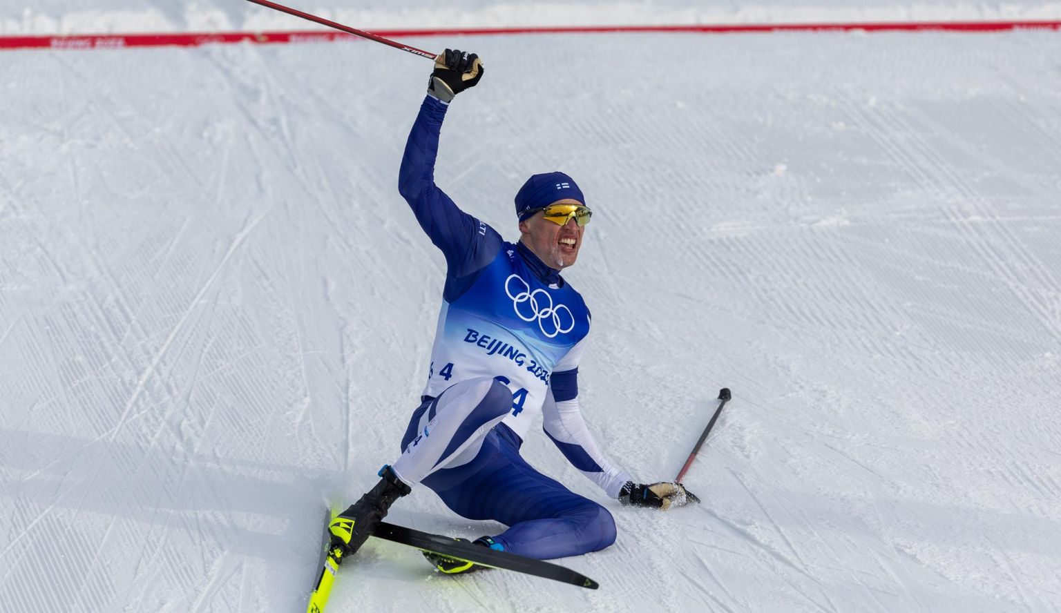 Olümpiavõitja Iivo Niskanen tõstis finišeerudes käe võidukalt üles.