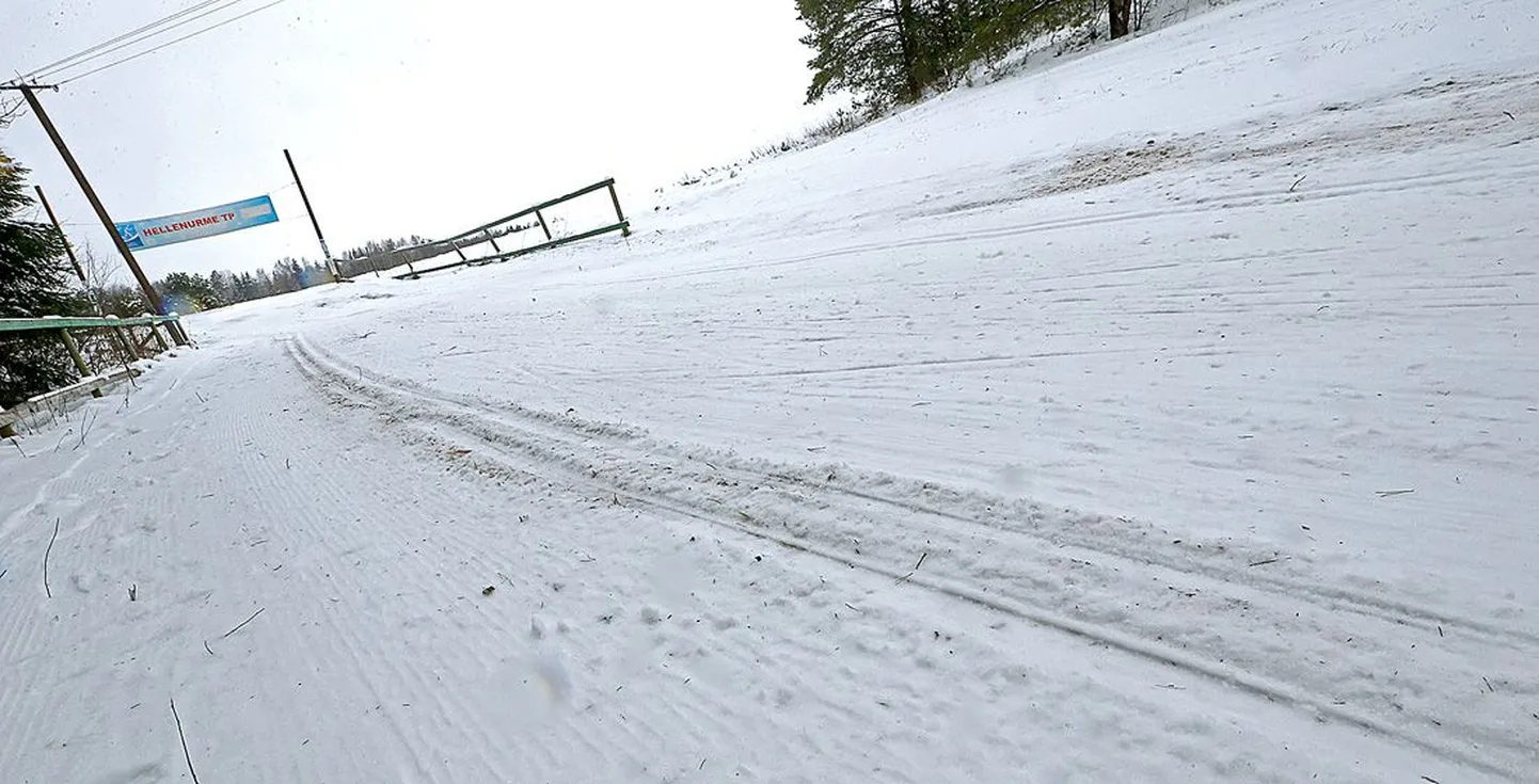 Tartu maratoni rajal Hellenurme teeninduspunkti juures turritasid eile keskpäeval sulalumest kõrretüükad ja suusarada oli mullasegune.