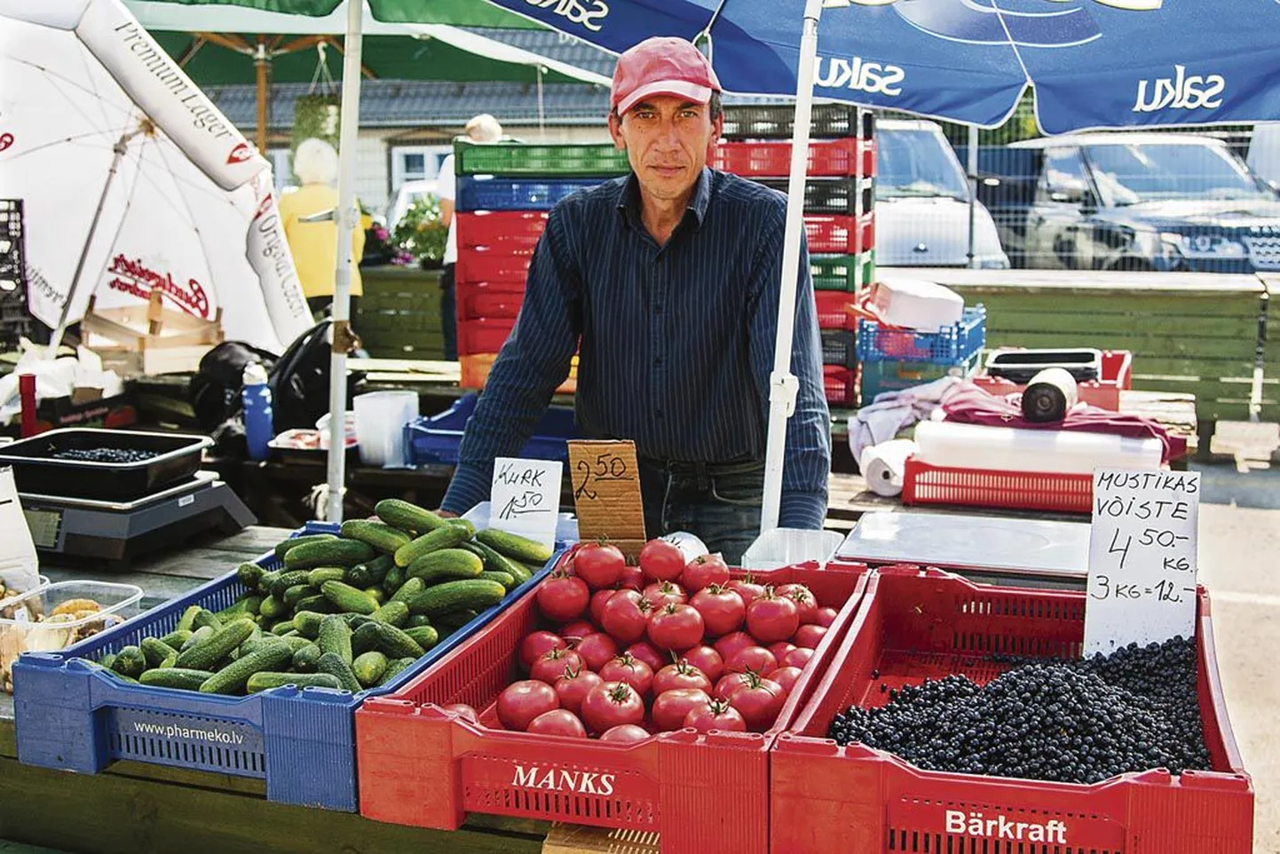 Annes Algo kaupleb Pärnu Vanal turul oma talu toodetega ja ostab edasimüümiseks marju-seeni, et valik mitmekesisem oleks.