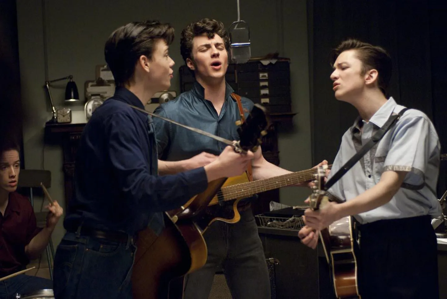„Nowhere Boy“ on rääkimata lugu John Lennoni noorpõlvest aastatel 1944-1960, kui rock'n'roll alles vallutas lavasid.